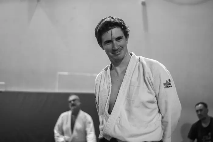 Pratiquant en keikogi debout dans le dojo pendant un cours
