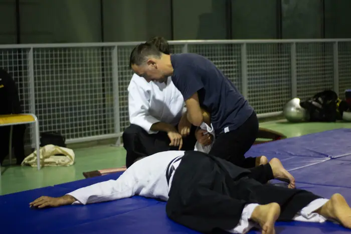 Travail d'immobilisation au sol sur tatamis bleus