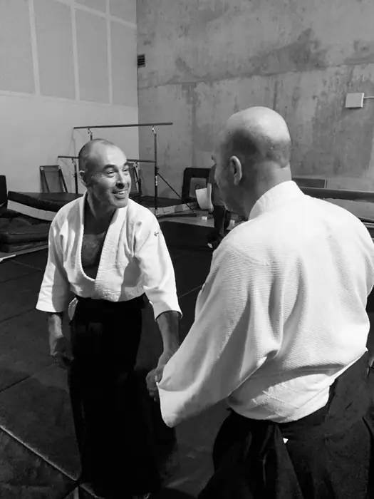 Deux pratiquants face à face avant l'attaque
