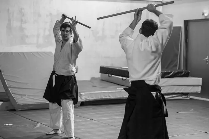 Travail aux armes en bois : deux partenaires, bokken levé