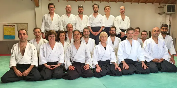 Photo de groupe du dojo, pratiquants assis en seiza