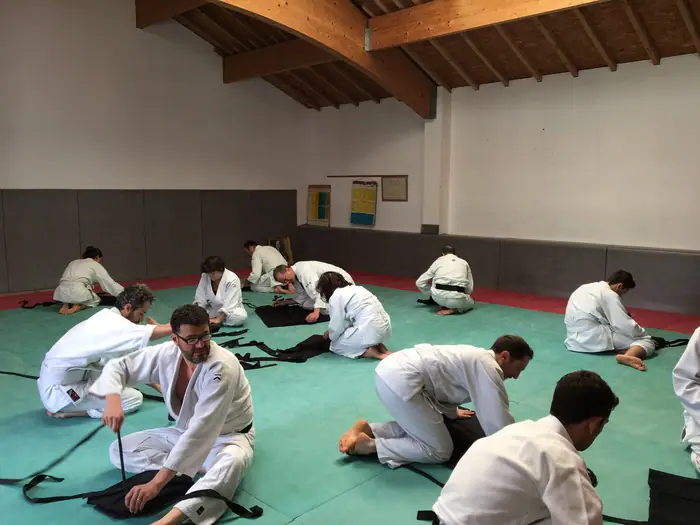 Groupe en travail au sol pendant un stage