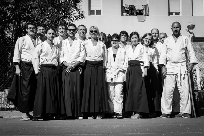 Photo de groupe en extérieur après un stage