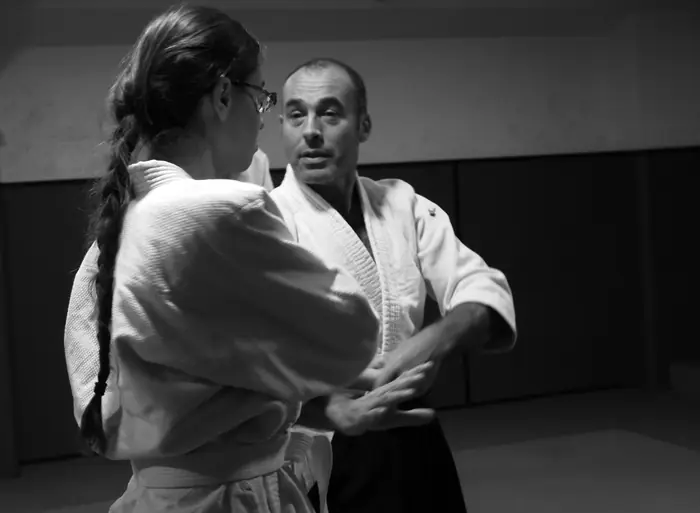 Gros plan sur une technique rapprochée entre deux pratiquants